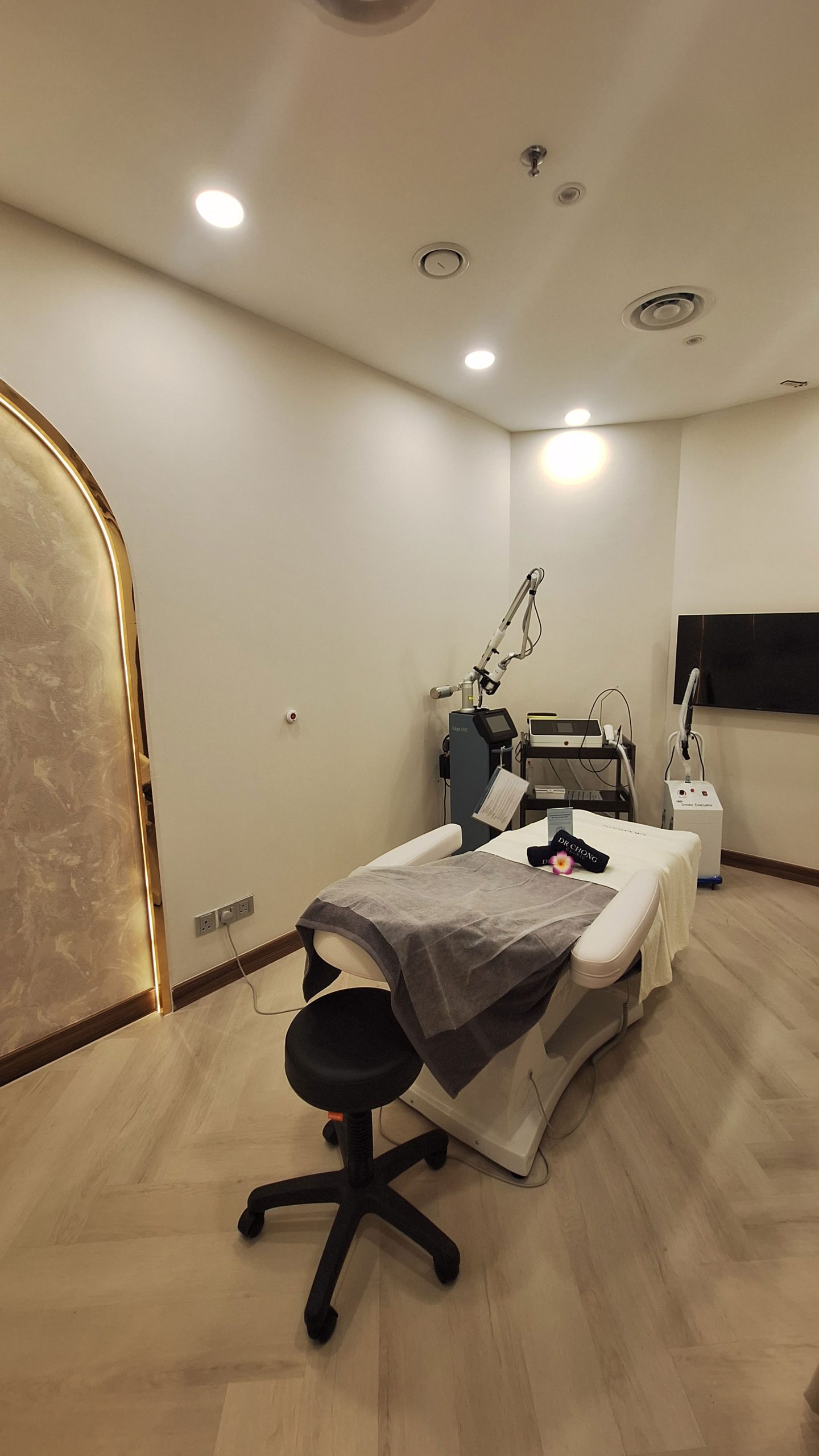 Dr. Chong Clinic 专属医美(Aesthetic Medicine ) 疗程室。